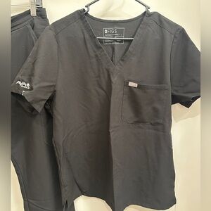 FIGS women’s scrub top (L)